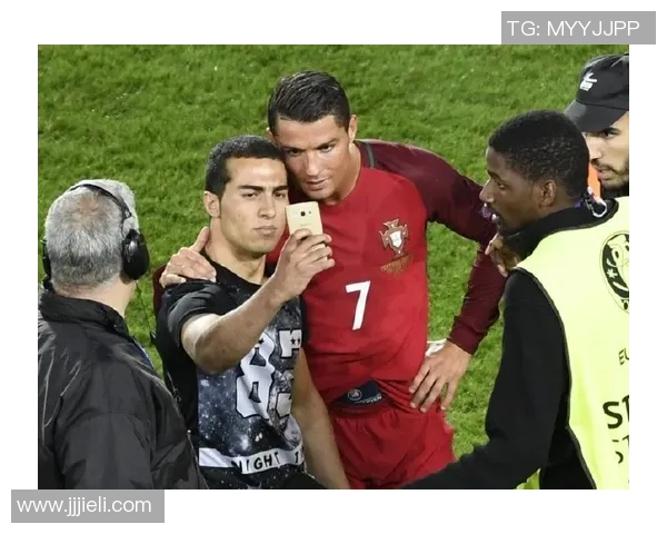 球星卡盲盒大揭秘:C罗西甲传奇与足球欧洲杯收藏价值分析 球星卡盲盒大揭秘:C罗西甲传奇与足球欧洲杯收藏价值分析